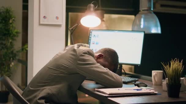 Amerykański Operator Komputerowy Śpiący Biurku Pracujący Całą Noc Biurze Zmęczony — Wideo stockowe