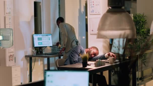 Çalışan Gece Vardiyasını Bitiriyor Işten Çıkmaya Hazırlanıyor Arkadaşını Masa Başında — Stok video