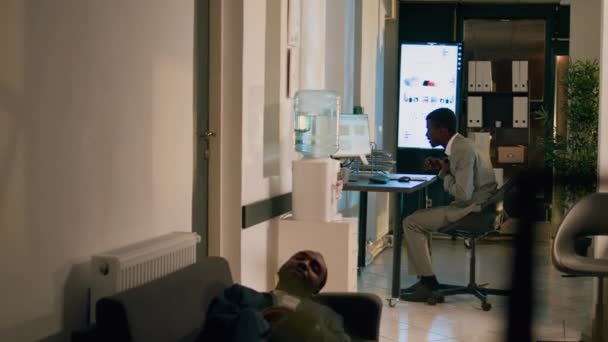 Müdür Gece Vardiyasını Bitiriyor Eve Gitmeye Hazır Çalışanı Ofis Kanepesinde — Stok video