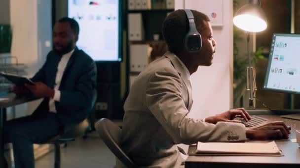 Gerente Oficina Interrumpe Trabajador Distraído Escuchando Música Mientras Revisa Gráficos — Vídeos de Stock