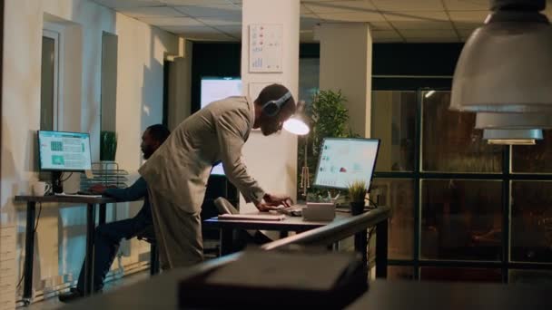 직장에서 음악을 즐기면서 직원들은 컴퓨터 작업에 지쳤습니다 움직임을 보여주는 사업가 — 비디오