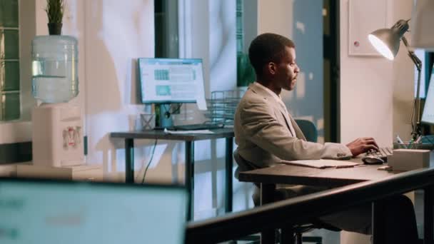 Employé Afro Américain Contre Vérifiant Les Chiffres Financiers Entre Les — Video