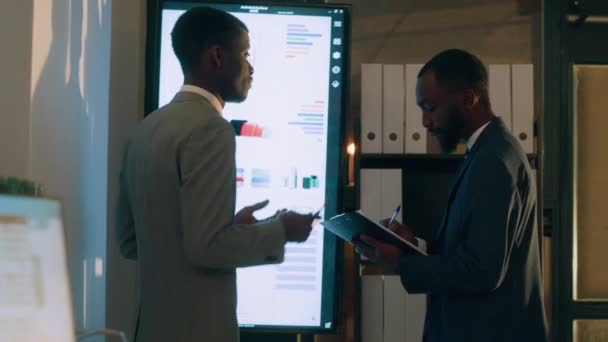 Manager Guardando Schermo Digitale Con Dipendente Mostrandogli Ricerca Dei Dati — Video Stock