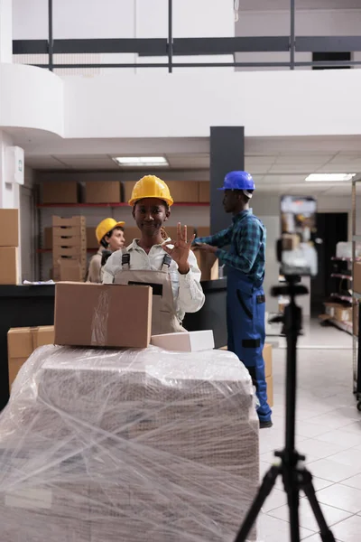 Zaměstnanec Skladiště Natáčí Video Ukazuje Gesto Prsty Maloobchodní Skladové Dělníci — Stock fotografie