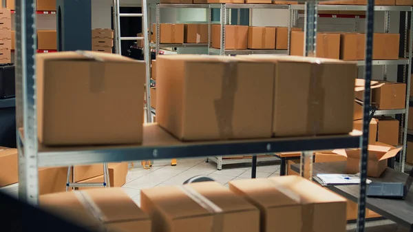 Empty Storage Room Filled Many Cardboard Boxes Racks Empty Warehouse — Fotografia de Stock