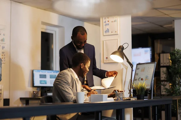 Африканские Американские Мужчины Анализируют Финансовую Статистику Печатая Стратегию Компании Компьютере — стоковое фото