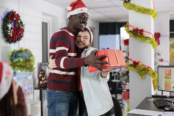 Aufgeregte Mitarbeiter Erhalten Weihnachten Ein Besonderes Rotes Geschenk Von Einem — Stockfoto