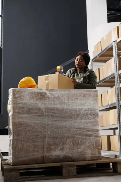 Afro Amerikalı Yönetici Müşteri Siparişlerini Paketlemek Için Bant Kullanıyor Paketlerin — Stok fotoğraf