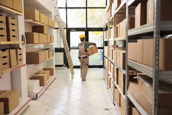 Stockroom Trabalhador Transportando Caixas Papelão Durante Inventário Vestindo Geral Proteção — Fotografia de Stock
