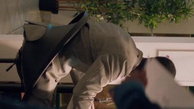 İşyerinde müzikten hoşlanan dikey video çalışanı, bilgisayardaki finansal veri tablolarına bakmaktan sıkılmış. Personel üyesi dans ediyor, ofiste dönüyor, gece vardiyasında iş arkadaşını güldürüyor.