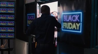 Kara Cuma etkinliği sırasında çılgın insanların alışveriş merkezine girmesi, aceleyle giyim mağazasına girmesi ve en iyi anlaşmalardan ve terfilerden faydalanması için ajansı soyması kontrolden çıktı..