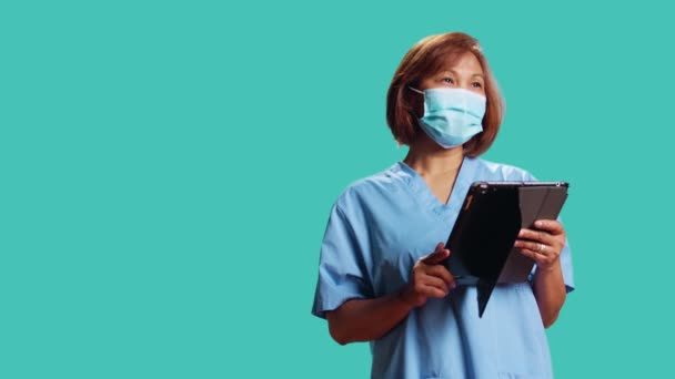 Happy Clinic Verpleegkundige Zoek Naar Patiëntgegevens Digitale Tablet Verward Met — Stockvideo