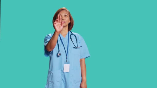 Sköterska Som Sveper Handrörelser Fjärrstyr Taktil Skärm Sjukvårdsspecialist Arbetar Högteknologisk — Stockvideo