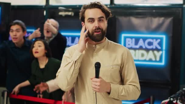 Journaliste Dans Magasin Vêtements Bondé Tenant Microphone Diffusant Vendredi Noir — Video