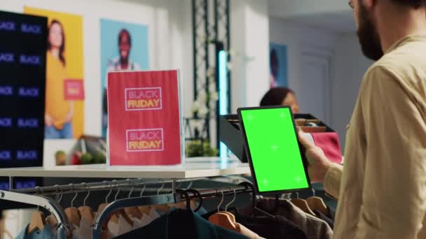 在黑色星期五的促销活动中 购物者在平板电脑上使用绿色屏幕搜索打折商品 Chromakey空白复制空间模板 客户以半价购买衣服 — 图库视频影像