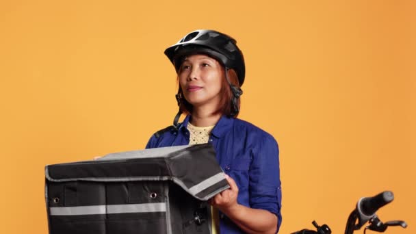 Bipoc 여자가 전문적 가방에서 테이크 백을꺼내는 장면을 찍었습니다 오렌지 스튜디오 — 비디오