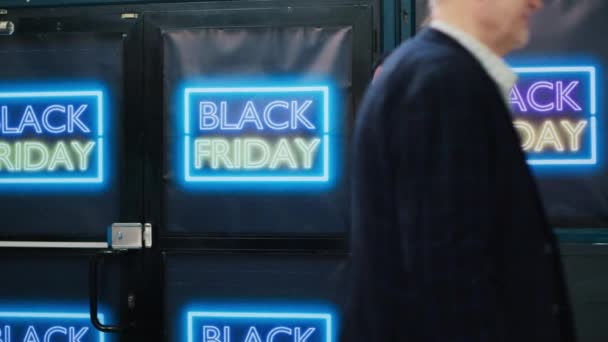 ブラックフライデーの季節のセールスイベントを楽しむデパートのアジア人男性 クリアランスアイテムのお得な情報を見つけることを熱望する興奮する買い物客 小売店の服のための若い顧客のショッピング — ストック動画