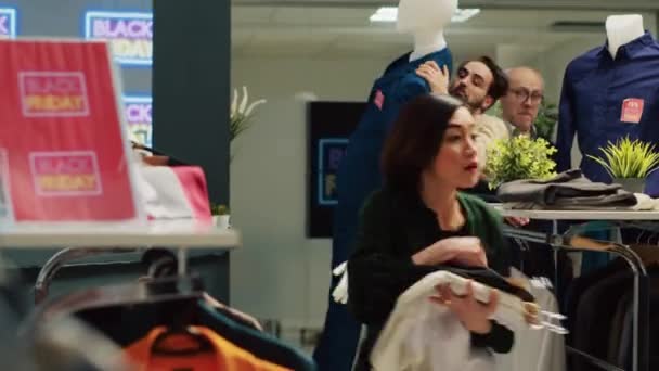Mağaza Çalışanı Çılgın Insanları Sakinleştirmeye Çalışıyor Iyi Kıyafetleri Almak Için — Stok video