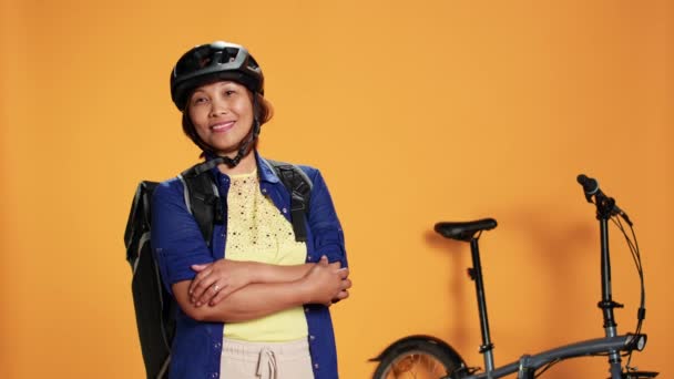 Retrato Mensajería Plegando Sus Brazos Orgullosa Entrega Rápida Cliente Bicicleta — Vídeo de stock