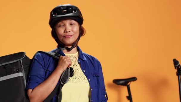 고객에게 Perishables를 수송하기 위하여 자전거와 부대를 사용하여 행복한 아시아 특사의 — 비디오