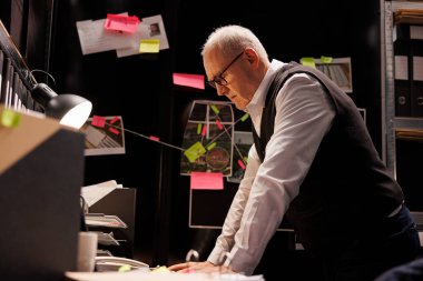 Federal soruşturma dosyalarını analiz eden kıdemli özel dedektif arşiv odasında fazla mesai yapıyor. Yaşlı polis olay yeri kanıtlarını kontrol ediyor, şüpheli raporuna bakıyor.