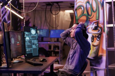 Hackerlar kanunu çiğnerken ve yasa dışı işler yaparken başarısız oldular. Bilgisayar ekranından iletiye erişimi engellenirken suçlunun kafasını tutması hayal kırıklığı