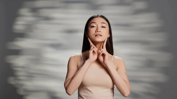 Modelo Asiático Cuidado Piel Que Promueve Crema Facial Estudio Chica — Foto de Stock