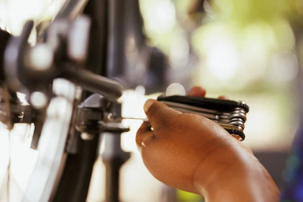 Bisiklet Tekerleğindeki Kapakçığı Ayarlamak Için Özel Ekipman Kullanan Kadın Eli — Stok fotoğraf