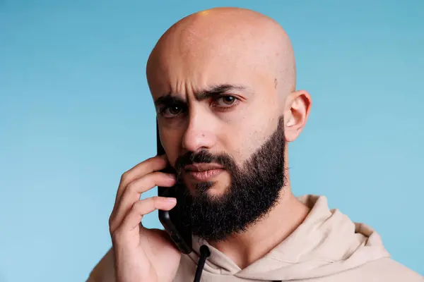 Zdezorientowany Arabski Mężczyzna Odbiera Telefon Marszczy Brwi Młody Łysy Brodaty — Zdjęcie stockowe