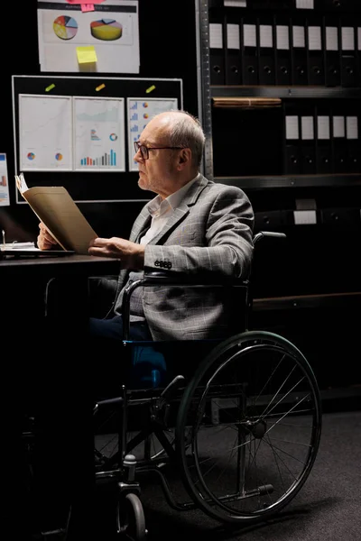 Ανώτερος Στέλεχος Επιχειρηματία Αναπηρικό Καροτσάκι Ελέγχει Λογιστικά Έγγραφα Του Προϋπολογισμού — Φωτογραφία Αρχείου