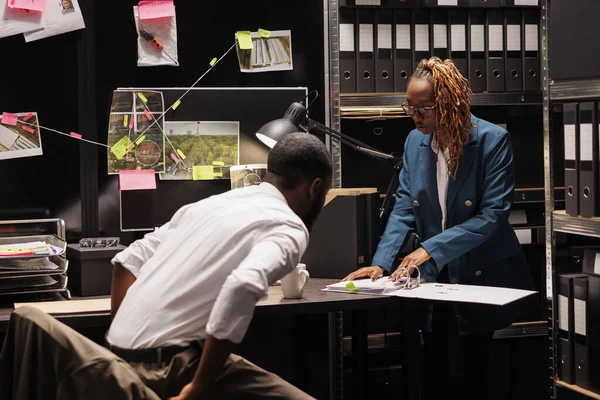 Polis Sekreteri Dedektif Için Suç Dosyasını Okuyor Afrika Kökenli Amerikalı — Stok fotoğraf