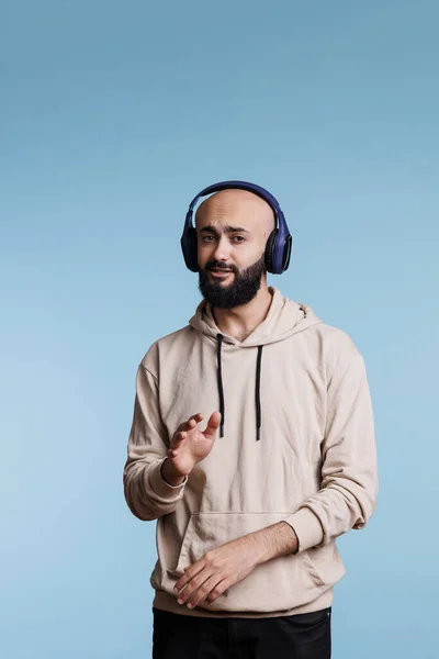 Arabischer Mann Tanzt Während Musik Drahtlosen Kopfhörern Genießt Und Sich — Stockfoto