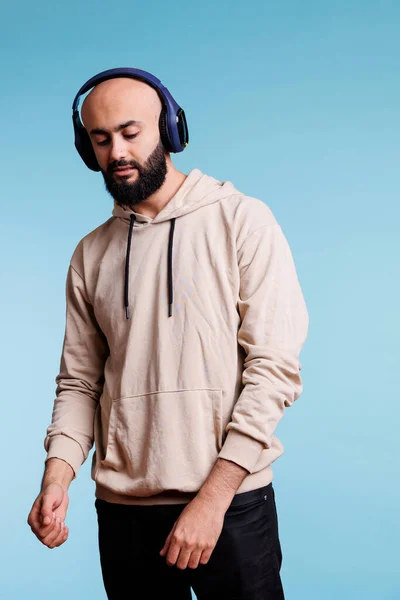 Araber Der Entspannter Pose Steht Und Über Kopfhörer Songs Hört — Stockfoto