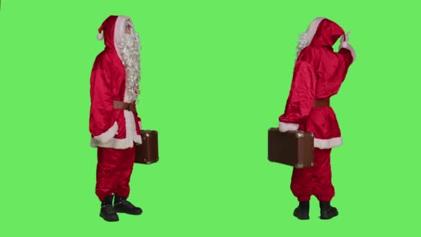 Noel Baba Geleneksel Şenlik Kostümü Kırmızı Şapka Giyerek Stüdyoda Bavul — Stok video