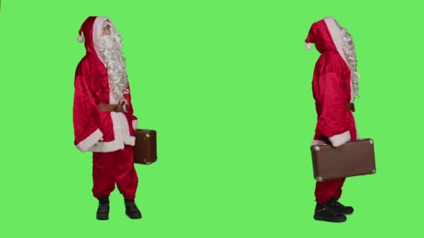 Person Med Portfölj Röd Kostym Väntar Något Medan Han Bär — Stockvideo