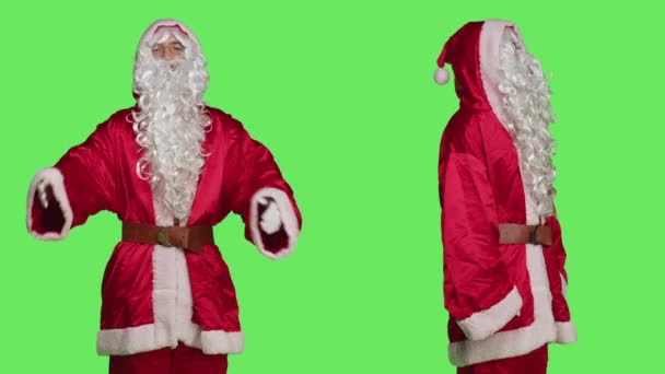 Man Verkleed Als Santa Claus Toont Vreugde Hoop Tijdens Wintervakantie — Stockvideo
