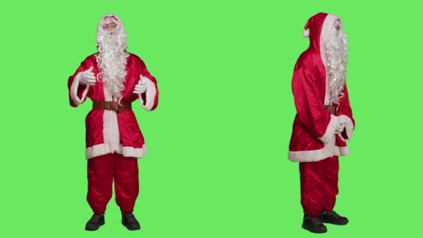 Père Noël Avec Barbe Blanche Costume Posant Sur Fond Plein — Video