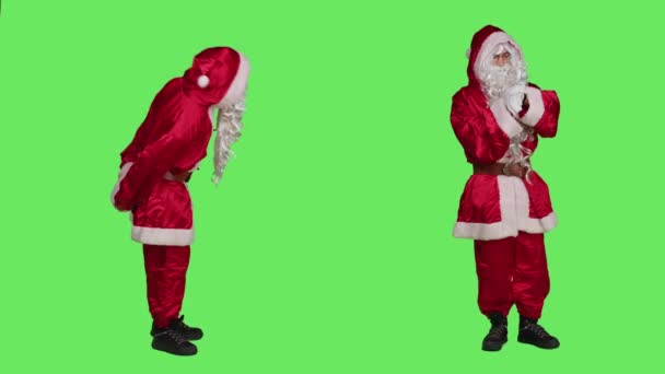 Santa Cosplay Kontroluje Čas Hodinkách Stojí Nad Celotělovou Zelenou Stěnou — Stock video