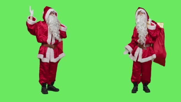 圣尼克在工作室制作营销广告 在圣诞节前夕制作节日广告 传播12月的精神 穿着桑塔服装的人左右为难地为某事做广告 — 图库视频影像