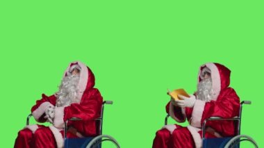 Tekerlekli sandalyedeki Noel Baba kitap okur, babayı fiziksel engelli olarak resmeder. Festivale uygun bir kostümle şiir ya da edebiyat kitabı okuyarak, kültür ve eğitim için yeni bir hobi edinerek..