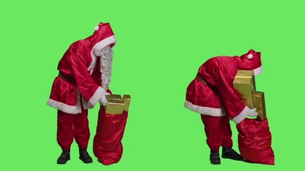 Kerstman Draagt Een Tas Met Cadeautjes Voor Kerstviering Het Bezorgen — Stockvideo