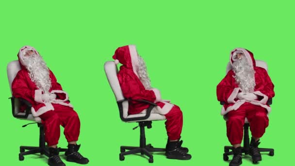 Babbo Natale Personaggio Sulla Sedia Seduto Costume Stagionale Rosso Guardando — Video Stock