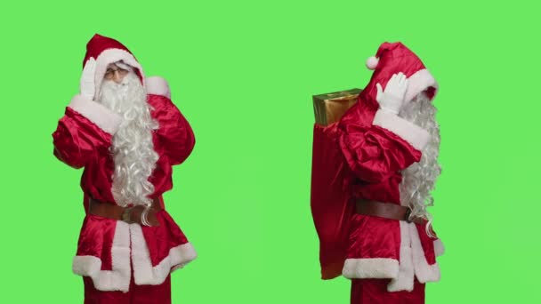 片頭痛と父のクリスマスはプレゼントでいっぱいの袋を運びます クリスマスの精神を広めるためにしようとしますが 具合が悪く感じます サンタのクラスを描いた男と頭痛に対処し お祝いの衣装で病気を感じる — ストック動画