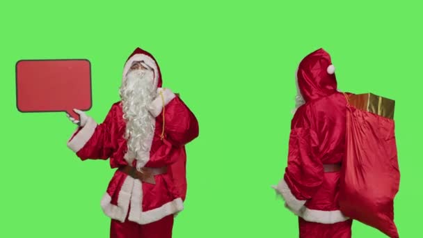 圣诞人物形象利用红色的语言泡泡来做广告 以达到营销的目的 季节性的冬季庆典 圣诞老人在工作室的绿屏上展示空广告牌 — 图库视频影像