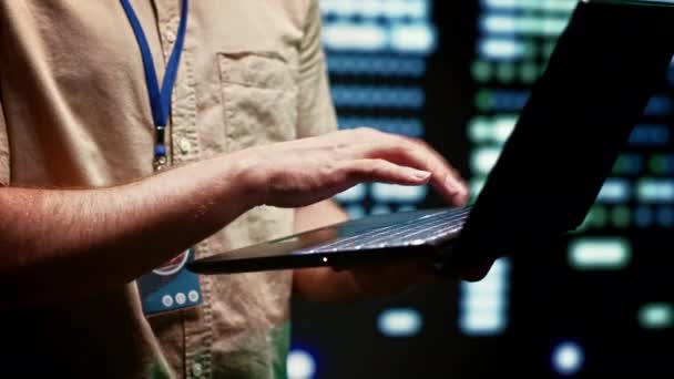 Крупный План Инженера Серверном Хабе Использующего Ноутбук Работы Важными Данными — стоковое видео