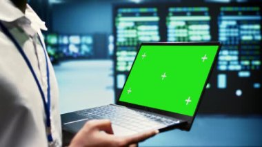 Yüksek bant genişliği analizi yapmak için taklit dizüstü bilgisayar kullanan Afrikalı Amerikalı programcı, dünya çapında konumlardan katılan çevrimiçi oyuncuların gelen trafiğine ev sahipliği yapmak için adanmış oyun sunucuları.