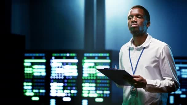 アフリカ系アメリカ人エンジニアは セキュリティが保護されていないネットワーク接続に起因するスーパーコンピュータのサイバーセキュリティの問題を防止します データセンターがフィッシング攻撃に不可欠であることを確認するスペシャリスト — ストック動画