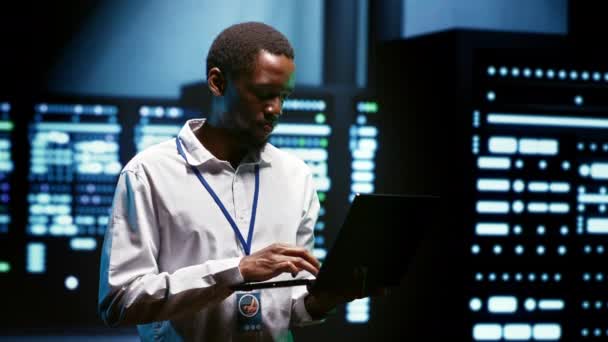 Systeembeheerder Die Laptop Gebruikt Servers Auditen High Tech Faciliteiten Die — Stockvideo