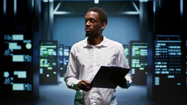 Africký Americký Inženýr Provádějící Údržbu Datovém Centru Poskytující Rozsáhlé Výpočetní — Stock video