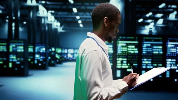 Arbejder Tager Til Efterretning Supercomputere Der Udfører Data Sikkerhedskopier Giver – Stock-video